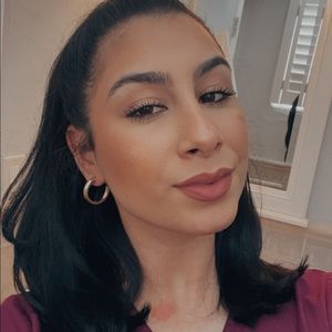 Meet your Posher, Claudia